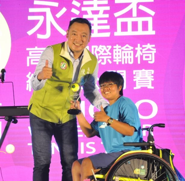 高雄市議員陳政聞頒贈拿下QUAD組冠軍的黃楚茵獎牌。圖/高雄市體育處提供
