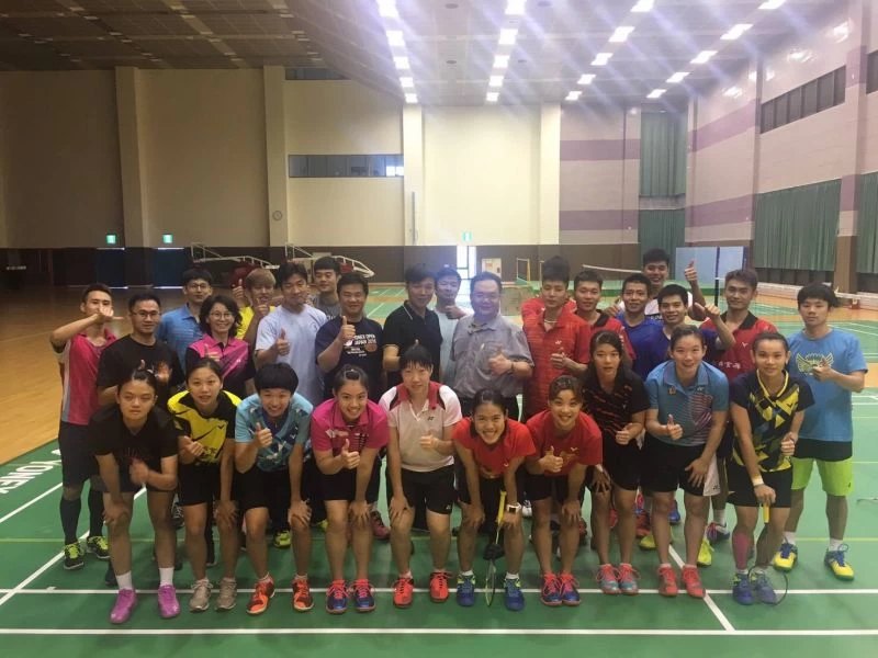 中華羽協理事長張國祚（第二排中黑衣）前往國訓中心慰勉台灣羽隊選手／中華羽協提供