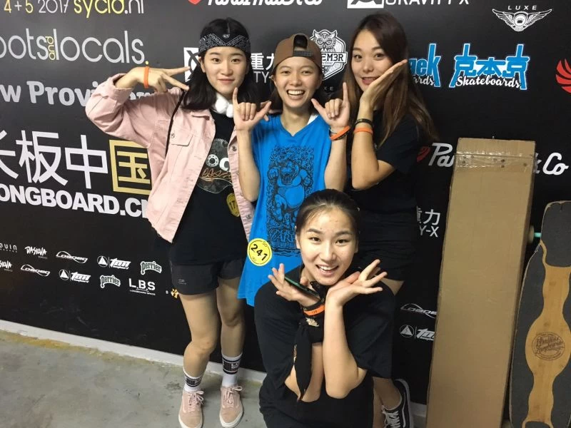 台灣長板女孩劉婉婷(中)曾參加由上海舉辦的長板比賽。圖/主辦單位提供