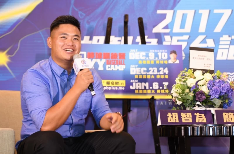 胡智為在返台記者會上與媒體分享大聯盟體驗。圖/寶悍運動平台提供