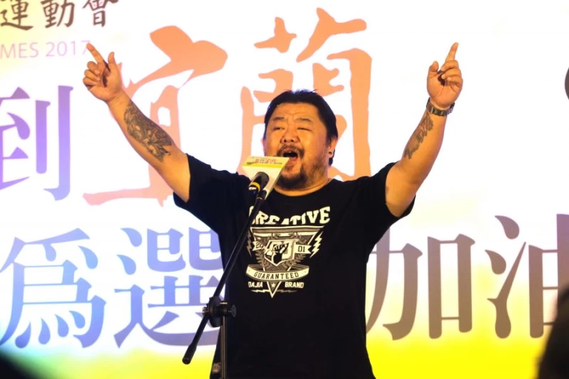 資深音樂人潘芳烈開金嗓,演唱他為宜蘭全運創作的主題曲,林嘉欣/攝影。