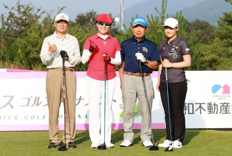 2017日台交流香川縣女子高爾夫賽配對賽職業選手李旻(右起)多田野榮,鄭美琦理事長,台商代表鍾維永獲得第二名。圖/TLPGA提供