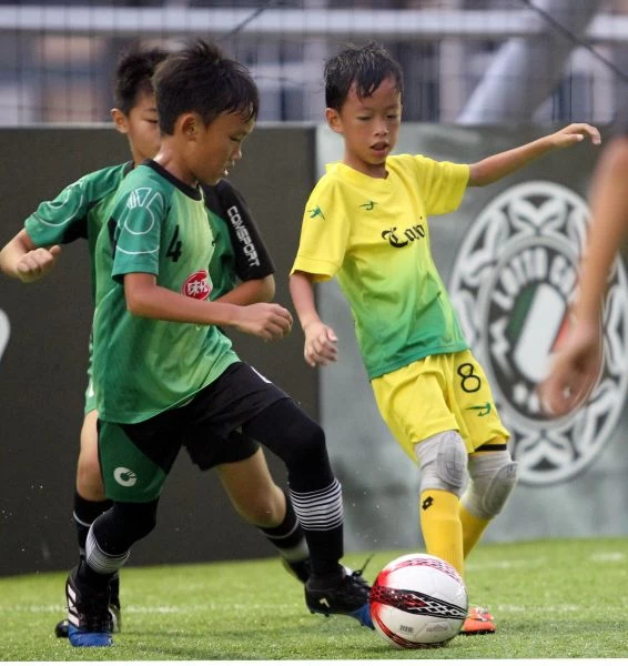 公館小將(黃衣)對幸安足球之戰。LOTTO/提供