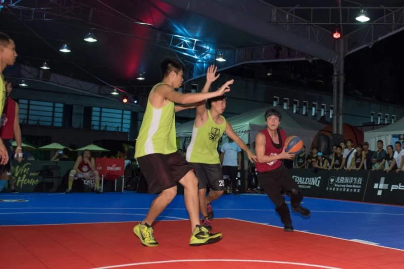 台灣花式籃球第一人鄭瑋夫與李亦伸組隊參加勝道之夜。