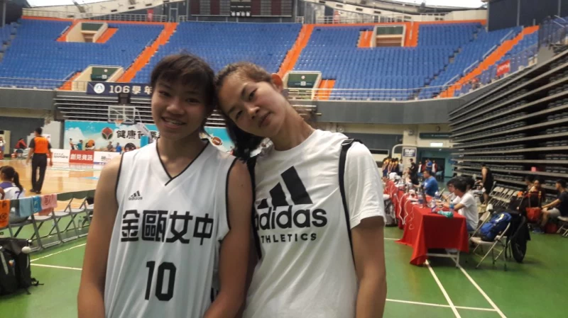 金甌女教頭林紀妏(右)看好近180公分愛將中華U16正選國手廖瑋晴(左)的未來。
