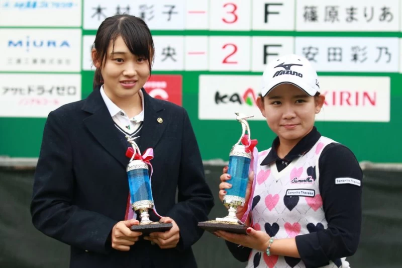2017日台交流香川縣女子高爾夫賽,日本吉本光(右)奪冠和業餘冠軍球員手束雅(左)合影。