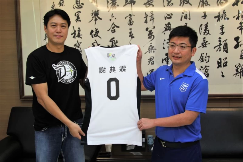 寶島夢想家總經理張憲銘(左)送上專屬於彰化縣議長謝典霖(右)的夢想家隊「0」號球衣。圖/寶島夢想家提供