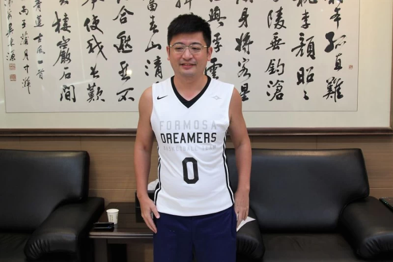 彰化縣議長謝典霖著寶島夢想家隊0號球衣。圖/寶島夢想家提供