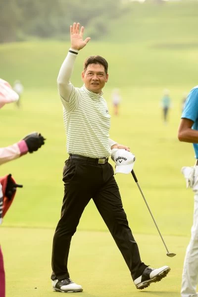 葉偉志(-5)於第18洞抓鳥向觀眾揮手致意。圖/TPGA提供(陳宏佳攝)
