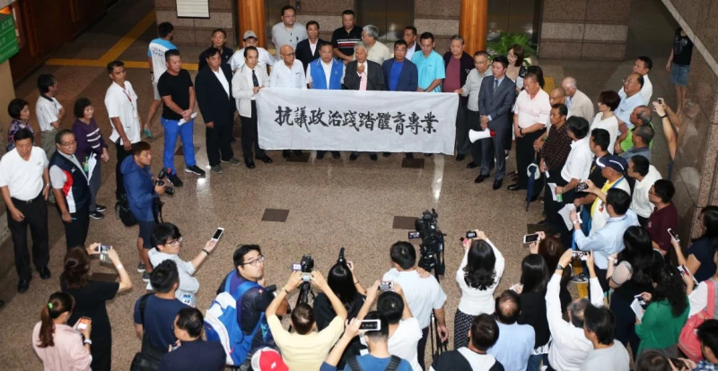 數個單項協會在體育大樓內抗議連署。李天助攝