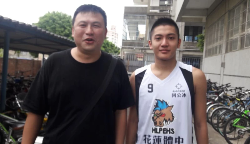 花體教頭莊子毅(左)與愛將三分射手王偉(右)。