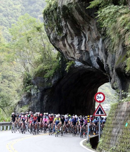 2017臺灣自行車登山王挑戰,車手行經太魯閣大橋。中華民國自行車騎士協會/提供