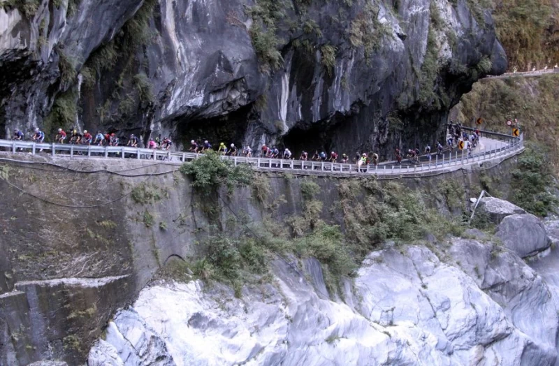 2017臺灣自行車登山王挑戰車手行經天祥。中華民國自行車騎士協會/提供。
