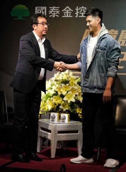 陳偉殷和邊中健在公益記者會上相見歡。圖/李天助攝