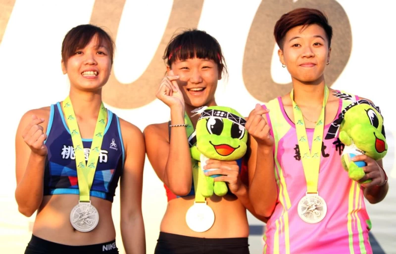宜蘭全運會女子撐竿跳高前三名林映彤(中)、沈怡如(左)和林采瑩。林嘉欣／攝影。