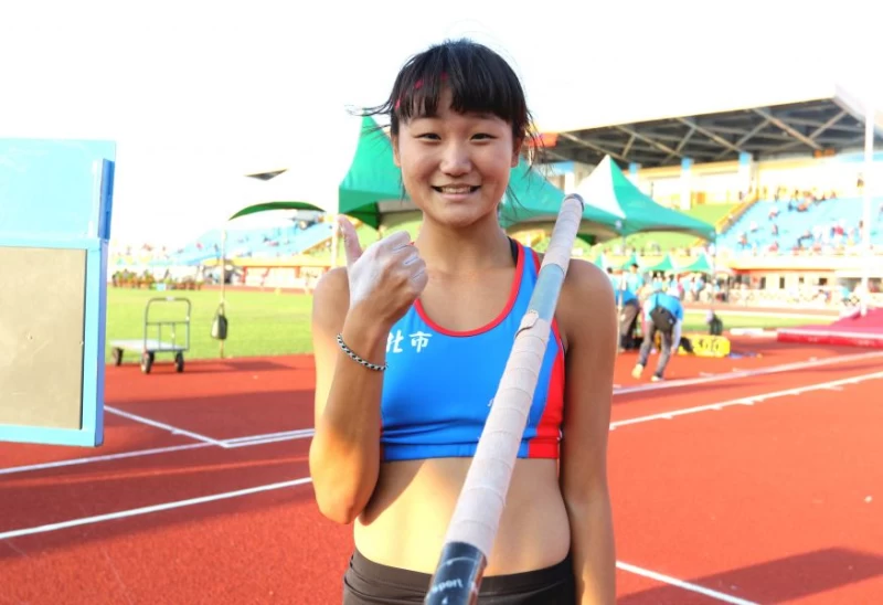 林映彤在宜蘭全運會女子撐竿跳高以4公尺整封后，成為全運史上最年輕女子撐竿跳高金牌得主。林嘉欣／攝影。