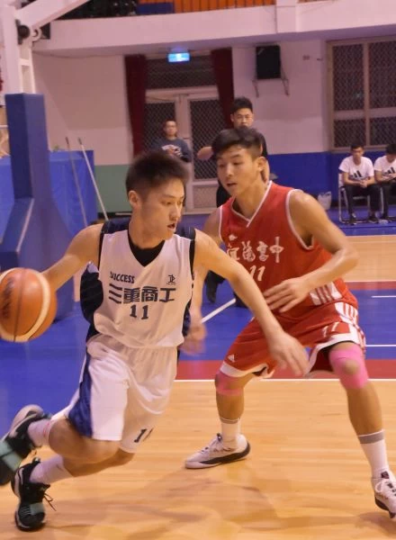 三重第一射手陳言慎(左)三分球18投中5,再演26分飆分秀惜仍輸球。