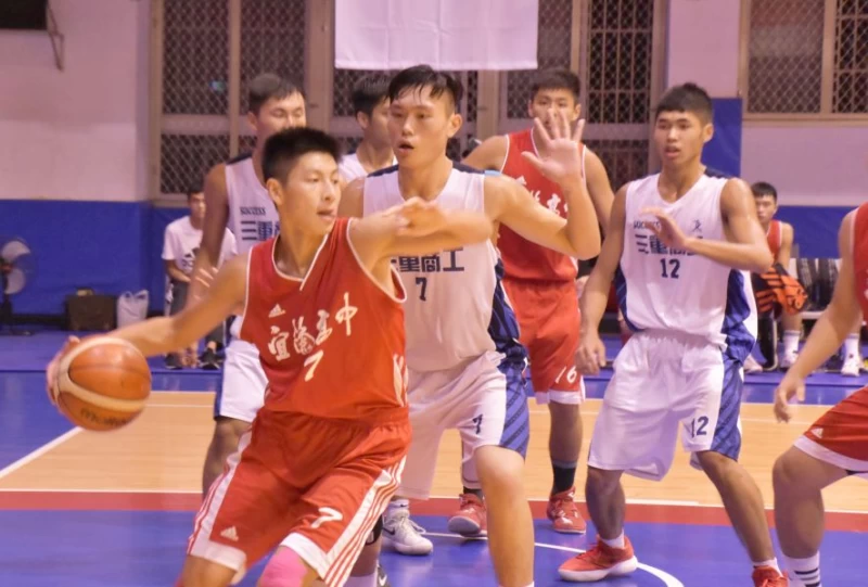 宜中李品弈運球吸引三重多人包夾。