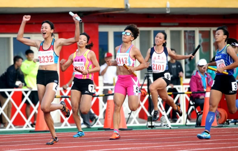 女子四百公尺接力決賽。林嘉欣／攝影。