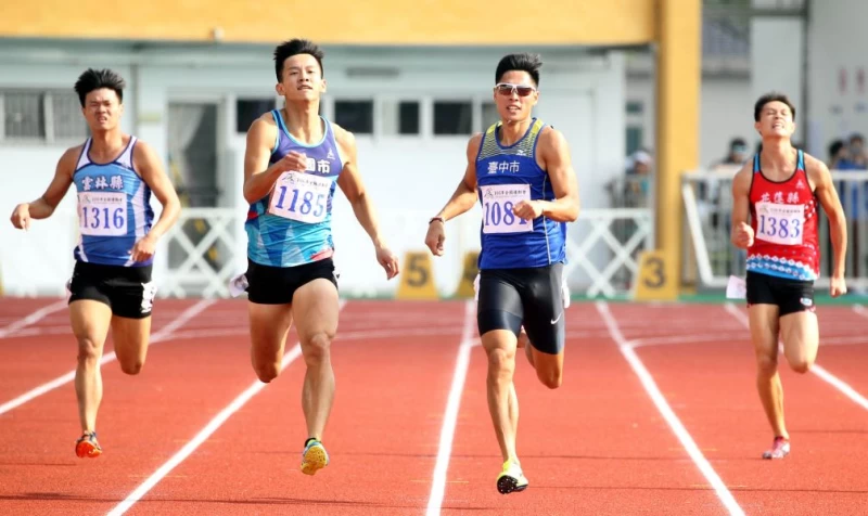 楊隆翔(左二)在最後50公尺後來居上，讓陳傑(右二)五連霸美夢破滅。林嘉欣／攝影。