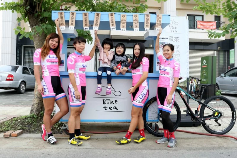 自由車國手們歡迎大家光顧Bike Tea茶水攤。林嘉欣/攝影。