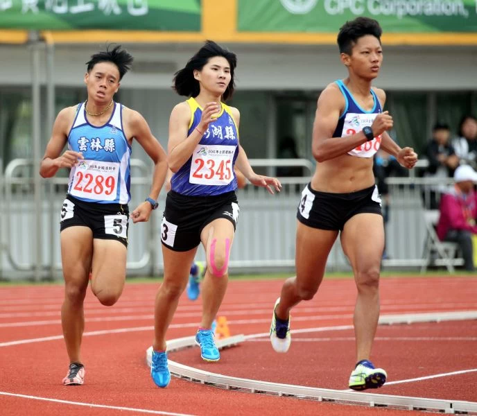 桃園市朱佳翎(前)在全運女子七項全能一路領先。林嘉欣/攝影。