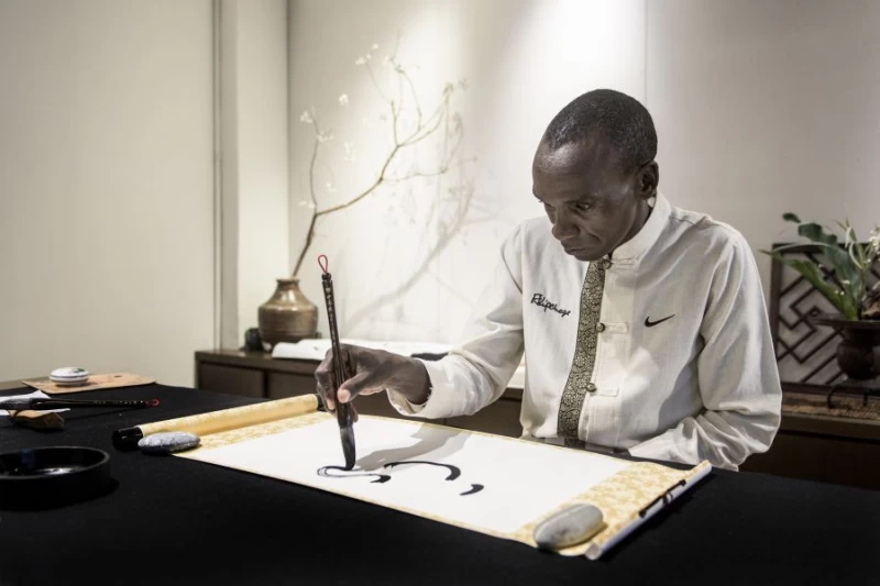 Eliud Kipchoge寫下「心」字,代表跑者擁有無懼的心,勇於突破、無畏挑戰。圖/主辦單位提供