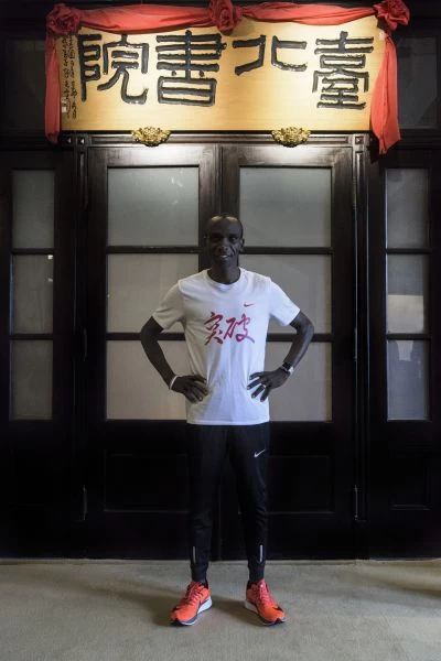 Eliud Kipchoge首次造訪臺北,在臺北書院進行書法文化體驗。圖/主辦單位提供