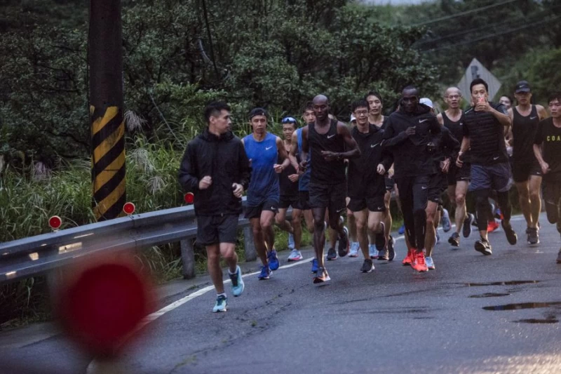 Eliud Kipchoge親自踏上臺北著名的高難度跑者路線—風櫃嘴斜坡。圖/主辦單位提供