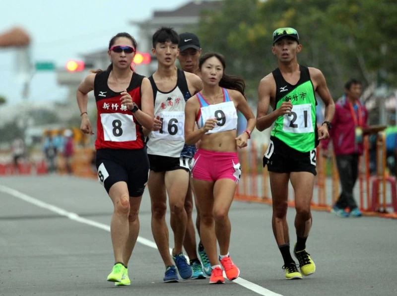 林雯姿(前)在女子20公里競走拿下個人在全運會第一面金牌,林嘉欣/攝影。