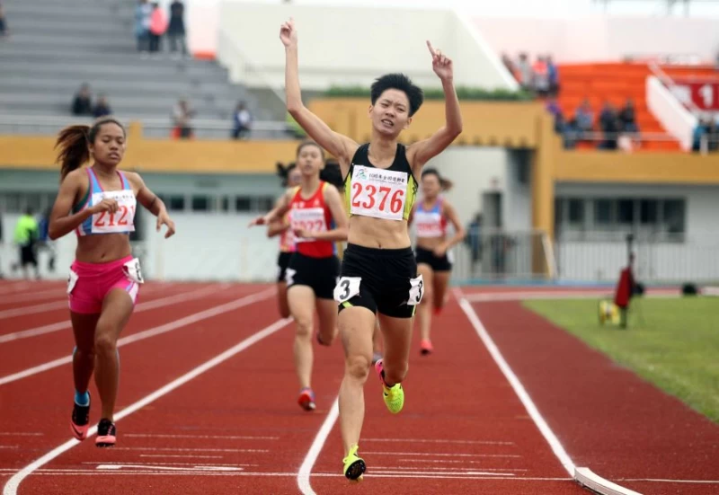 女子800公尺金牌新竹市朱韻丞(前)。林嘉欣/攝影。