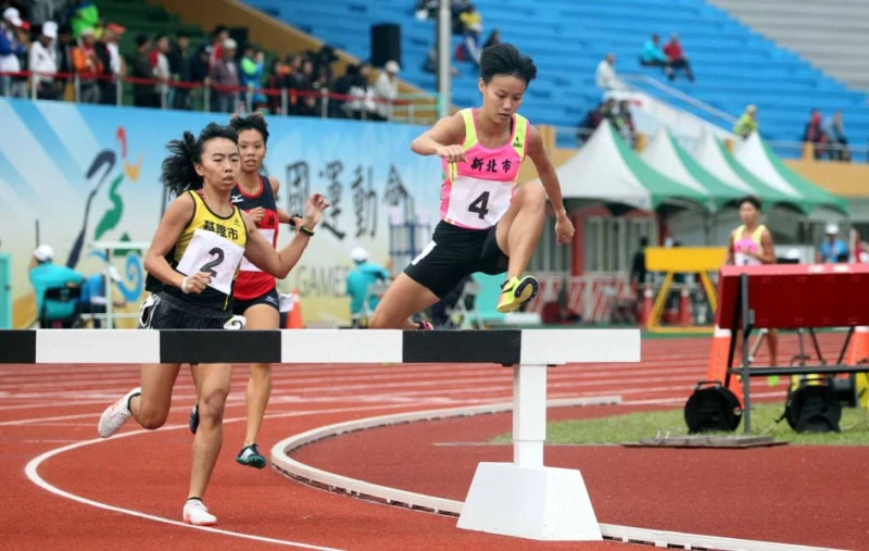 陳昭郡(前)在女子3000公尺障礙破全國。林嘉欣/攝影。