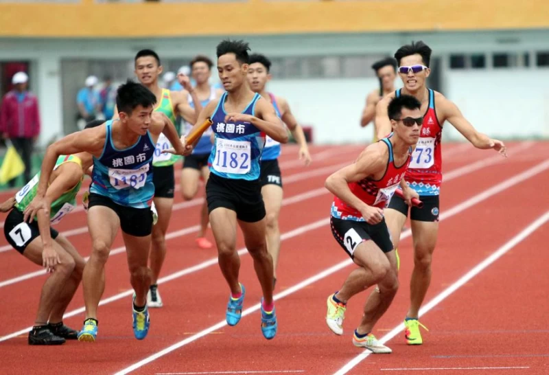 楊俊瀚(右前)接跑千六接力第四棒。林嘉欣/攝影。