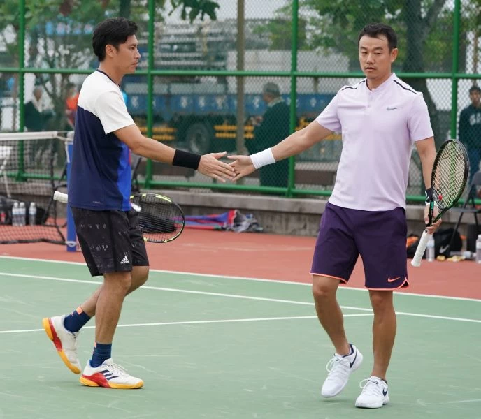 「小毛」彭賢尹(左)從早打到晚終於3金到手。李天助攝