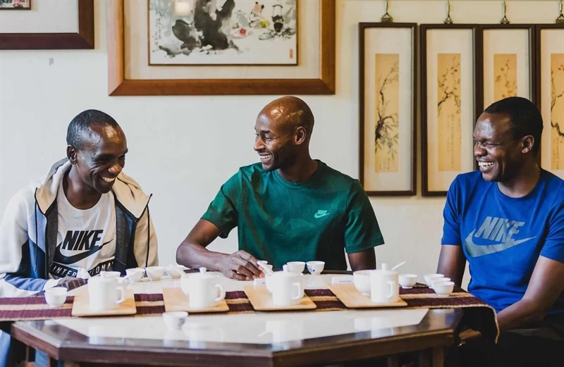 Eliud Kipchoge與教練Patrick Sang、Breaking2配速員Bernard Lagat品嚐當地著名的高山茶。圖/主辦單位提供