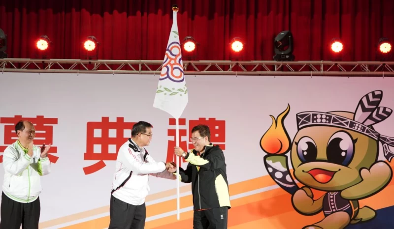 會旗交接。李天助攝