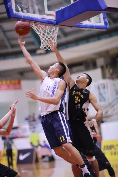 能仁林彥廷(左)避開高師大陳佳澤的封阻右手反鉤。