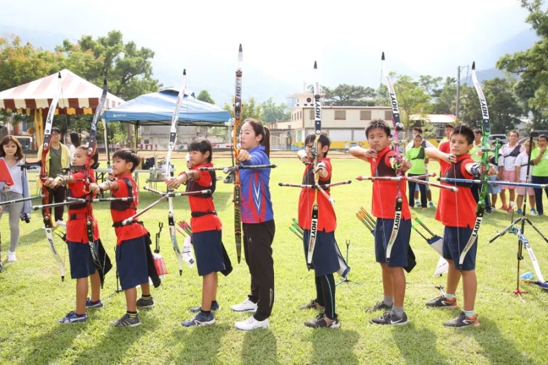 譚雅婷指導東澳小選手,分享自身經驗傳承。圖/台灣三星提供