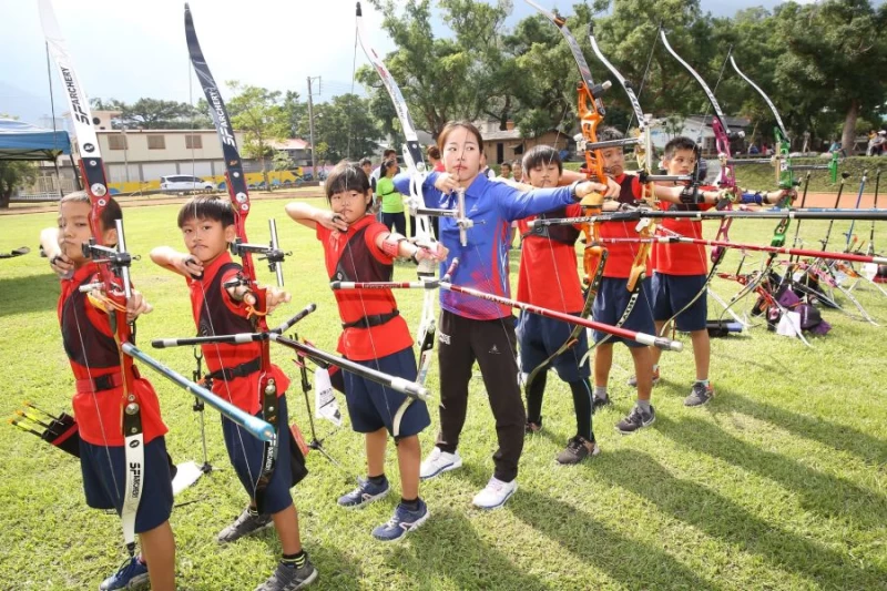 譚雅婷下鄉指導,協助東澳小小選手提升訓練成效。圖/台灣三星提供