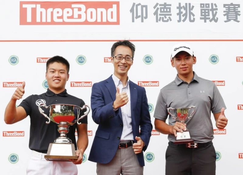 ThreeBond香港有限公司台灣分公司總經理宮崎章彥(中)與職業冠軍張修齊(左)及業餘冠軍陳宥蓁。圖/大會提供(葉勇宏攝)