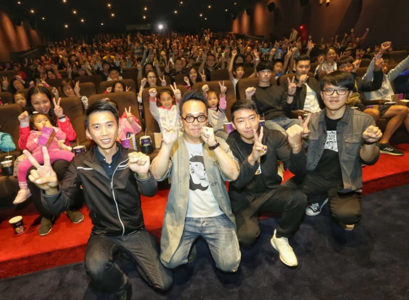 天創總經理鄭少武(左起)導演林育賢、郭樂興、體操國手黃克強(左起)與觀眾合照。天創提供