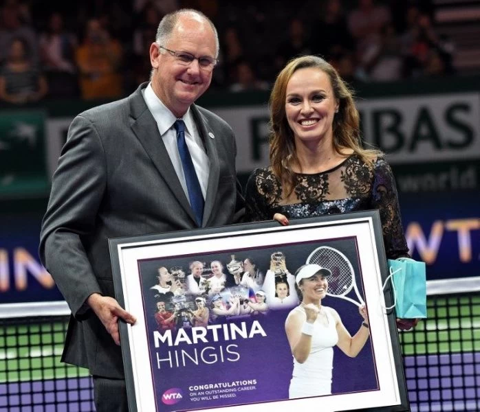 WTA CEO西蒙(左)特別向辛吉絲致意。法新社
