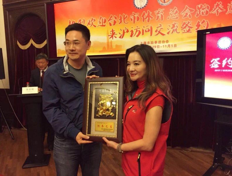 身兼臺北市跆拳道協會理事長的市議員應曉薇(右),29日與上海市跆拳道協會簽定交流合作並締結姐妹會。(圖/應曉薇辦公室提供)