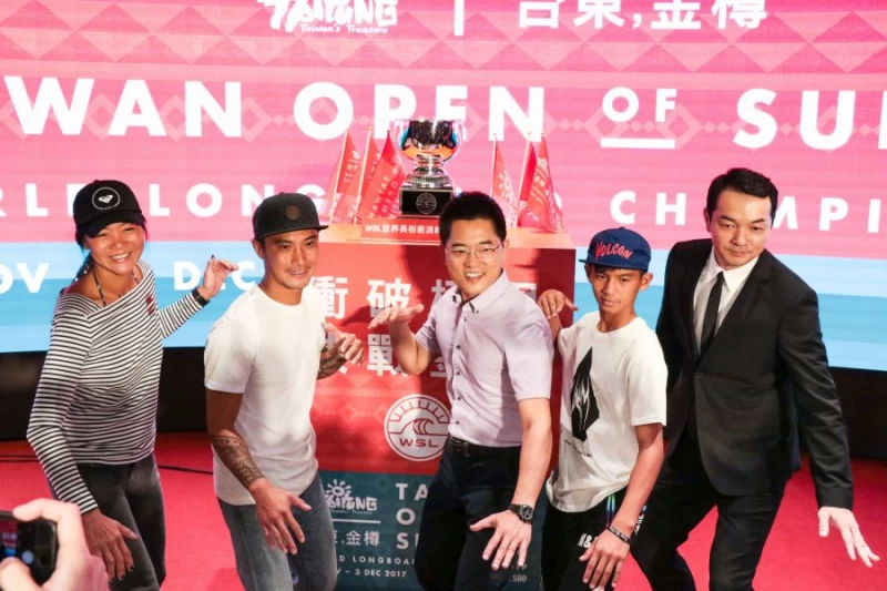 台東縣長黃健庭(中)和全聯先生(右1)共推衝浪賽。