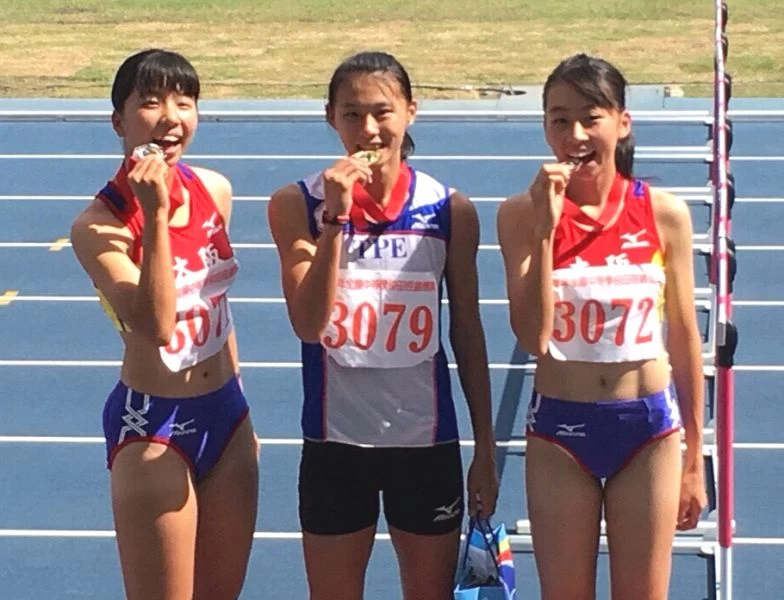 高女一百公尺跨欄，中市長億高中林曉慧(中)以13.90破大會。黃春榮／提供。
