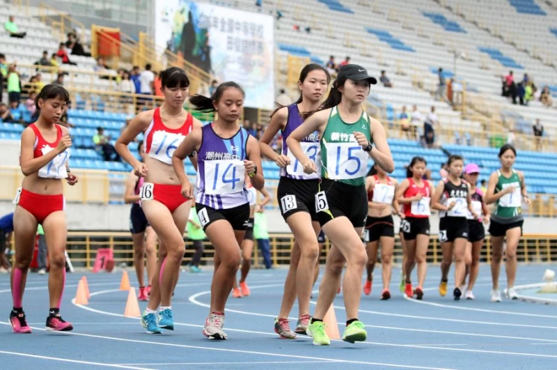 高女10000公尺競走鳴槍出發。林嘉欣／攝影。