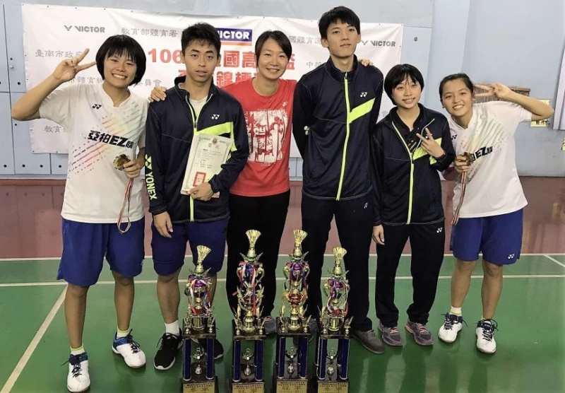 勇奪個人賽3冠的雄中選手莊紫紝、余羽、教練簡毓瑾、張昊曌、林芝昀、鍾侃妤（由左至右）開心合影／高雄中學提供