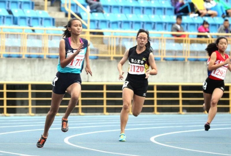 國三的張博雅(左)上個月甫在宜蘭全運勇奪女子200公尺銀牌。林嘉欣／攝影。