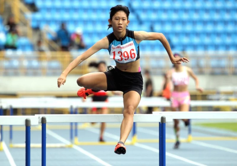 麥寮高中林美秀在國女400公尺跨欄預賽以61秒79刷新大會紀錄。林嘉欣/攝影。