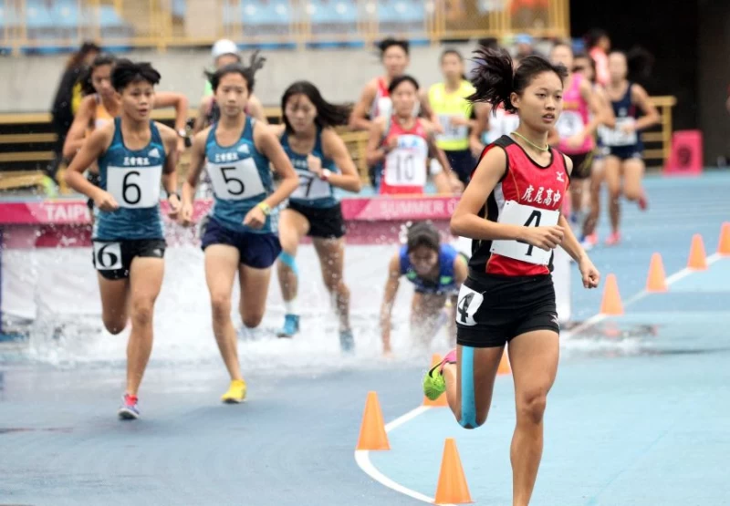 虎尾高中李欣容(前)後來居上奪得高女3000公尺障礙冠軍。林嘉欣/攝影。